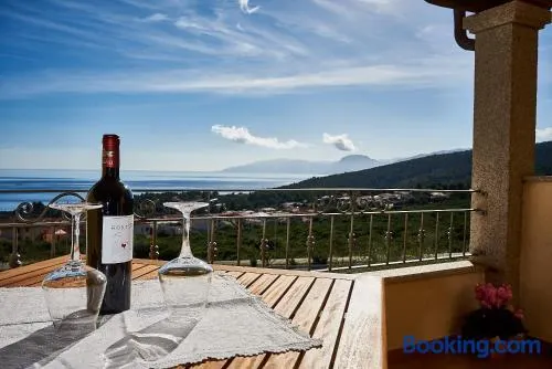 Appartement de vacances entièrement équipé avec internet haut débit et jardin | Vue jardin - Image 1