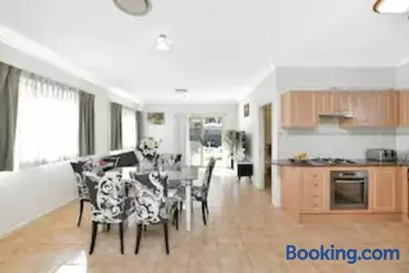 Bexley North Entire 2 Storey House 4 or 5 BR 11 Beds 5 mns walk to Train Station and Close to Airport , Sydney CBD - Image 1