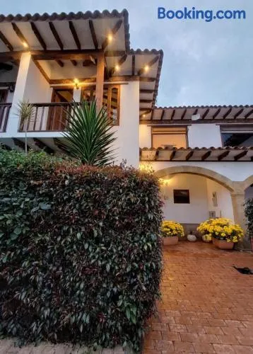 Home Boutique Flores Amarillas - Image 1