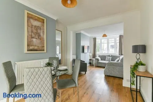 Fabulous 3 Bedroom House Near Black Country Museum Contractors & families - Image 1