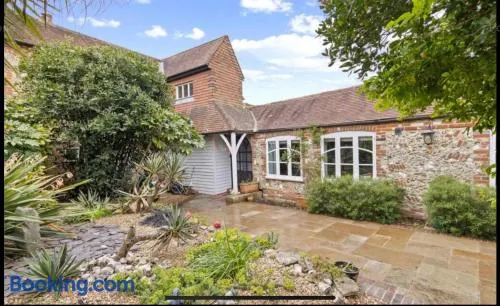 Luxurious Amberley House I Near Goodwood Events I With Garden & Parking - Image 1