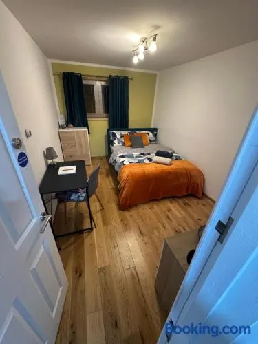 Spacious En-Suite Rooms & Off-Suite Rooms Near Hospital and Shops - Image 1