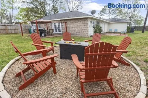 3BR Home with Firepit I Easy Access to NRG & FIFA - Image 1