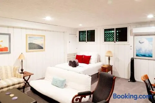 Huge Studio w Full Kitchen W D Parking - Image 1
