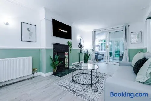 NEW! 4-Bed Home in Manchester by 53 Degrees Property, Ideal for Business & Long Term Contractor Stays, Sleeps 10! - Image 1