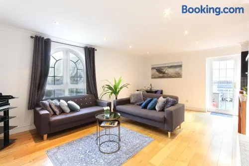 Elegant 2bd Flat in Brighton Marina - Free Parking - Image 1