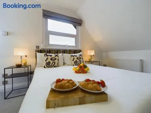 Westcliff apartment with free parking - Image 1