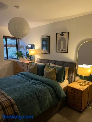Room at Wallington Green room for professionals, near station, 30 min to London Bridge, 27 min to LDN Victoria - Image 1