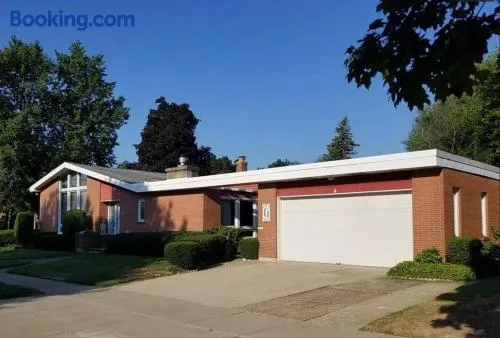 Cheerful 4 bedroom bungalow with indoor fireplace - Image 1