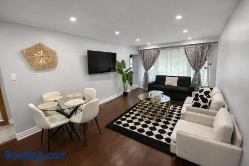 Renovated 3-Bedroom North York Bungalow with Free Parking, Full Kitchen, WiFi & Backyard Volleyball Set - Near Rogers Stadium & TTC Access - Great for Groups & Work Stays! - Image 1