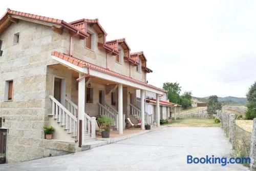Apartamento con jardín, barbacoa e internet de alta velocidad | Vistas al lago - Image 1