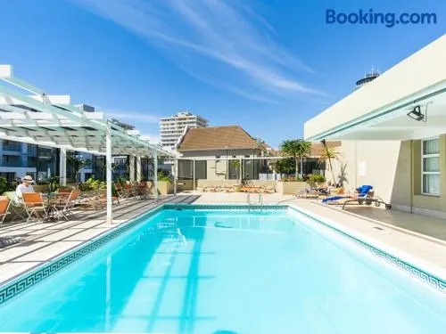 Voll ausgestattete wunderschöne Wohnung mit Pool | Sea Point-Nähe - Image 1