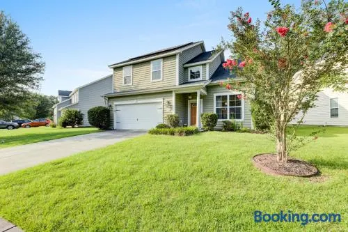 Mulberry home with pond view - Image 1