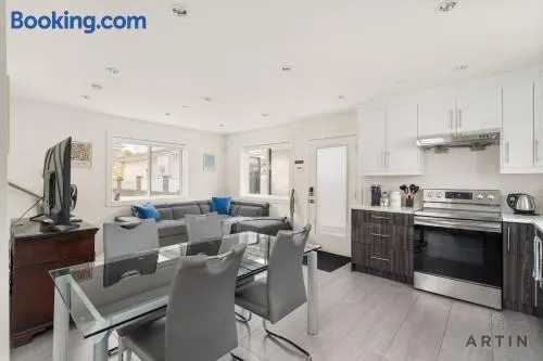 Sleek Coach House with Designer Kitchen - Sleeps 7 - Image 1