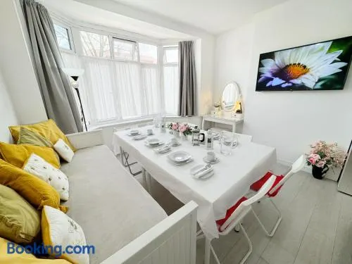 Luxurious House near Excel- Air Conditioning, 9 Beds, 2 Baths, Garden, fast WiFi - Image 1