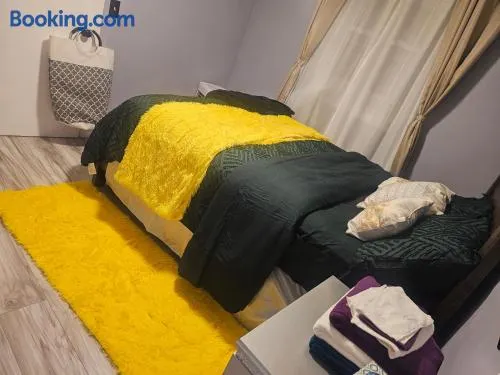 Cozy & Roomy Apt close to all - Image 1