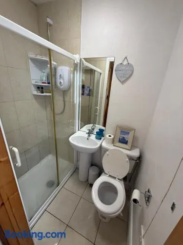 Private Room in Skellig Apartment - Image 1