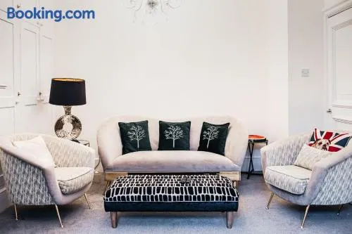 Central Windsor Spacious Three Double BedRooms, Two Living Room, Kitchen Entire Apartment over three floors Steps from Windsor Castle, station, long walk and restaurants Royal Residence Retreat Windsor - Image 1