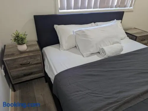 Huge Holiday Home 4Beds 2Baths in Gladstone near Shopping Center - Image 1