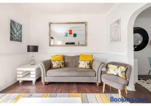 Elegant Flat in a Serene Edinburgh Neighbourhood - Image 1