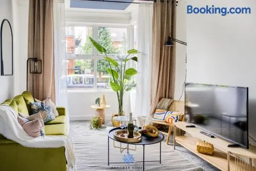 Doncaster Large Luxury 3 Bedroom House, Sleeps 8, City Centre, Racecourse, Free Parking, by EMPOWER HOMES - Image 1