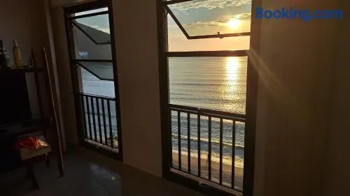 Apartamento na avenida da praia Martim de Sá com vista infinita pro mar em todos os cômodos.No 3o. quiosque próximo a prainha.Sinta-se na praia ouvindo o barulho das ondas e música dos quiosques.Com piscina adulto e infantil. - Image 1