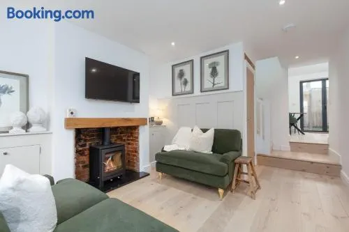Luxurious renovated cottage with log burner - Image 1