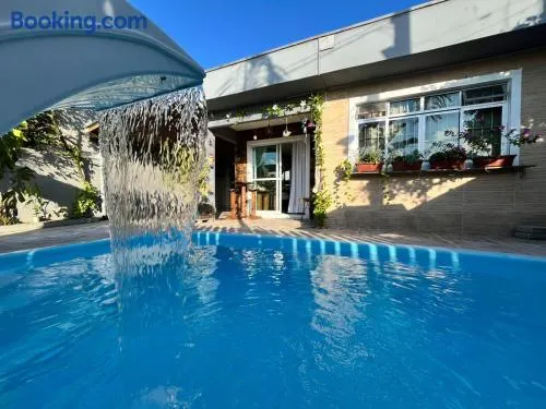 Retiro familiar com piscina e AC na Praia Leste PR - Image 1