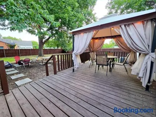 Family home, Massive Backyard, Large patio, Fire pit, Mins to parkland health, Aquarium, Baylor medical - Image 1