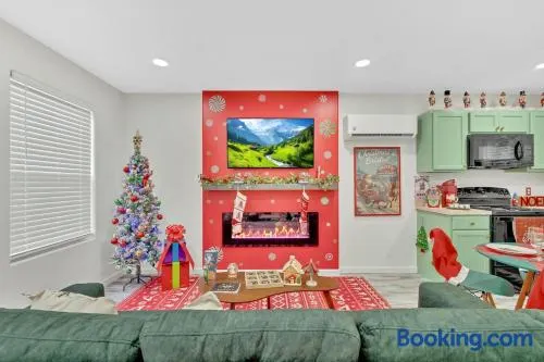 Christmas Themed Getaway in Bristol HOT TUB - Image 1