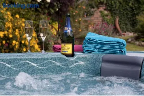 BimbleBox Stable - with HOT TUB and countryside views - Image 1