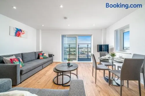 Exquisite 2bed Apt with Parking Near 02 Arena - Image 1