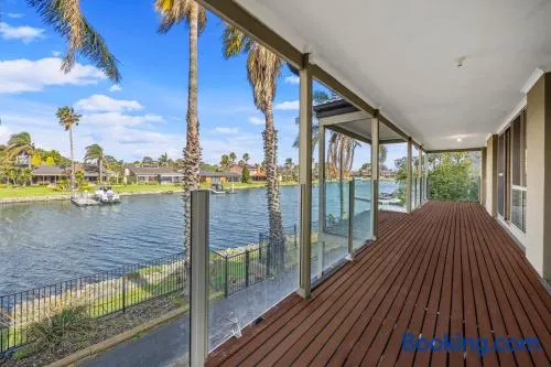 Sunrise Deck Lake Naps 5Bedroom Group Getaway - Image 1