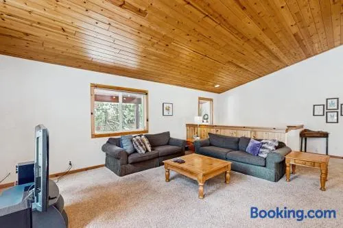 Spacious cabin with shared pools & hot tubs - near skiing hiking & biking - Image 1