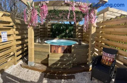Luxury Cabin With Hot Tub - Image 1