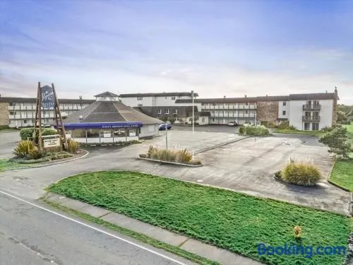 Ground Floor Studio - Pet-Friendly with Kitchenette - Pool and Hot Tub - Image 1