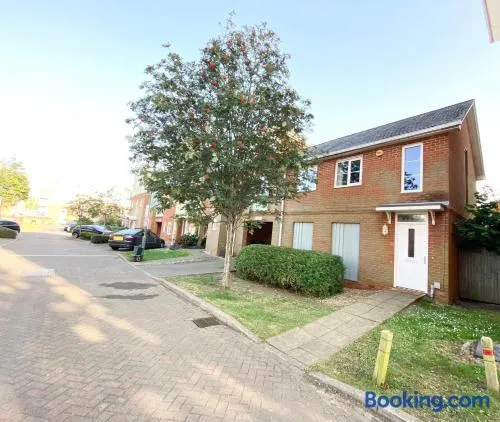 2 Bedroom Flat near Redhill train station, easy access to Gatwick & London - Image 1