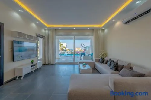 unique villa with heated pool and Spa - Image 1