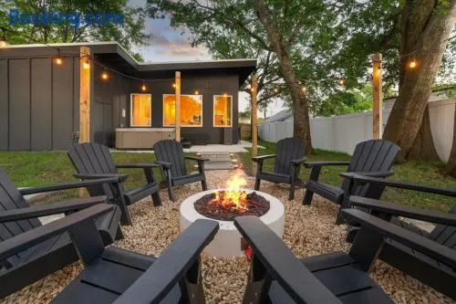 New-Dog Friendly,Hot Tub, Fire-pit, 1 mile to DTWN - Image 1