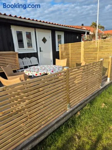 Förtjusande gästhus med parkering - Image 1