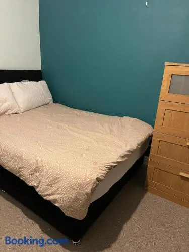 Cozy private room in South London - Image 1