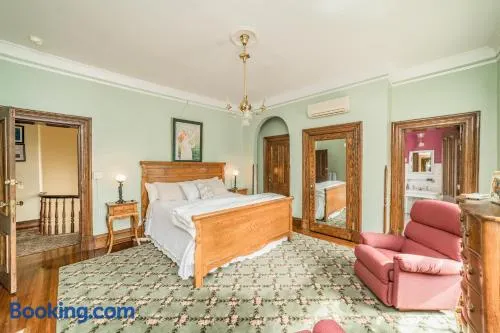 Peaceful Easy Feelings - King Sized Bed - Sleeps 2 - Image 1