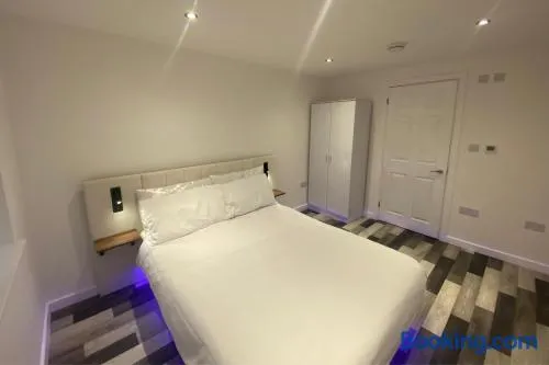 Spacious 1-Bed Apartment - Sleeps 2 & Parking - Image 1