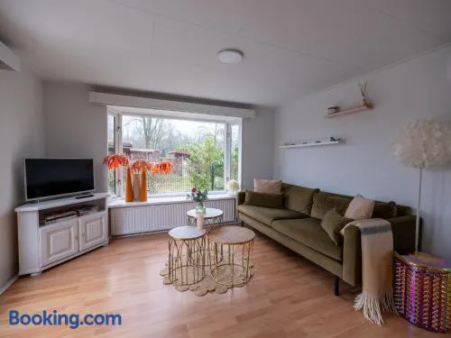 Gezellig chalet met 2 slaapkamers en zicht op het water - Image 1