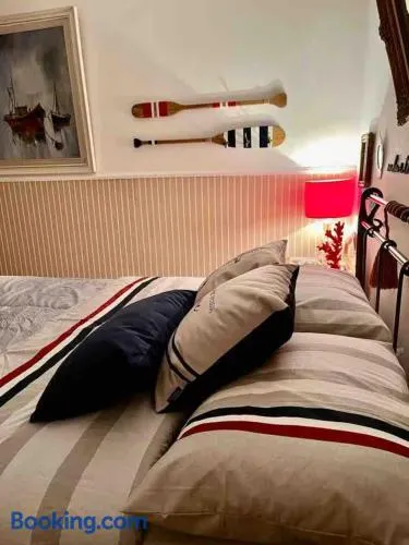Quarto Suíte em Vitória perto da praia com garagem - Image 1