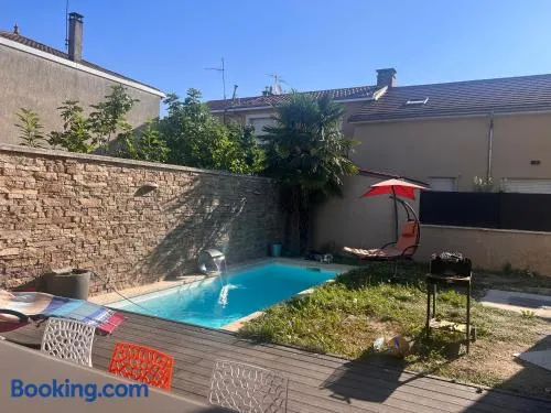 Maison moderne et spacieuse avec piscine - Image 1
