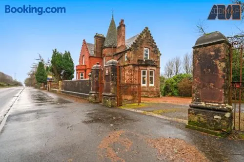 Historic 3 Bed Private Parking Nr Railway Station - Image 1