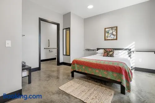 Pet friendly first floor room near Purina Farms - Image 1