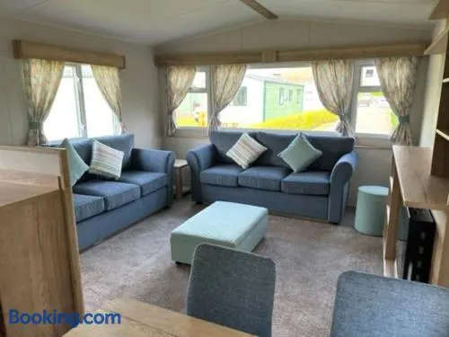 Leylandii 2 Bed Holiday Home in picturesque town. - Image 1
