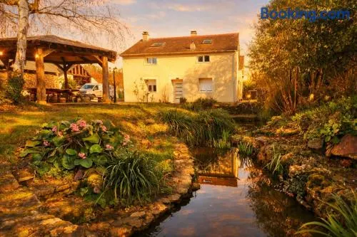 Cottage au bord de bassin - Image 1